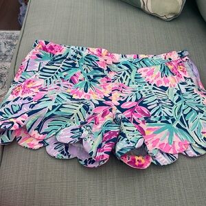 LillyPulitzer scalloped shorts like new